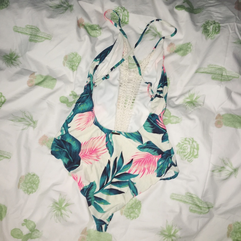 billabong one piece - Picture 3 of 5